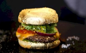 Adnál 43 ezret egy 24 karátos arannyal bevont hamburgerért, ráadásul köret nélkül? – képek