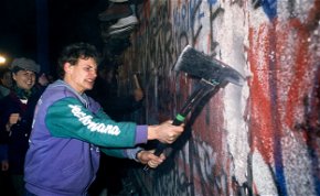 32 éve döntötték le a berlini falat – elképesztő fotókon Európa egyik legfontosabb eseménye