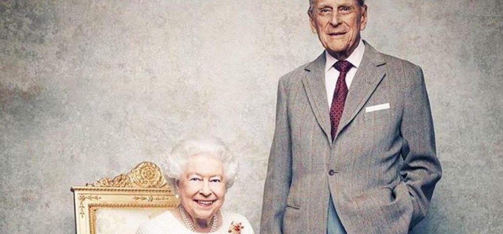 Nézd meg, milyen gyönyörű volt II. Erzsébet 74 évvel ezelőtt az esküvőjén – galéria