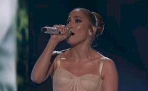 Jennifer Lopez egy igazán szexi, de mégis elegáns ruhában adta elő az új dalát – fotók