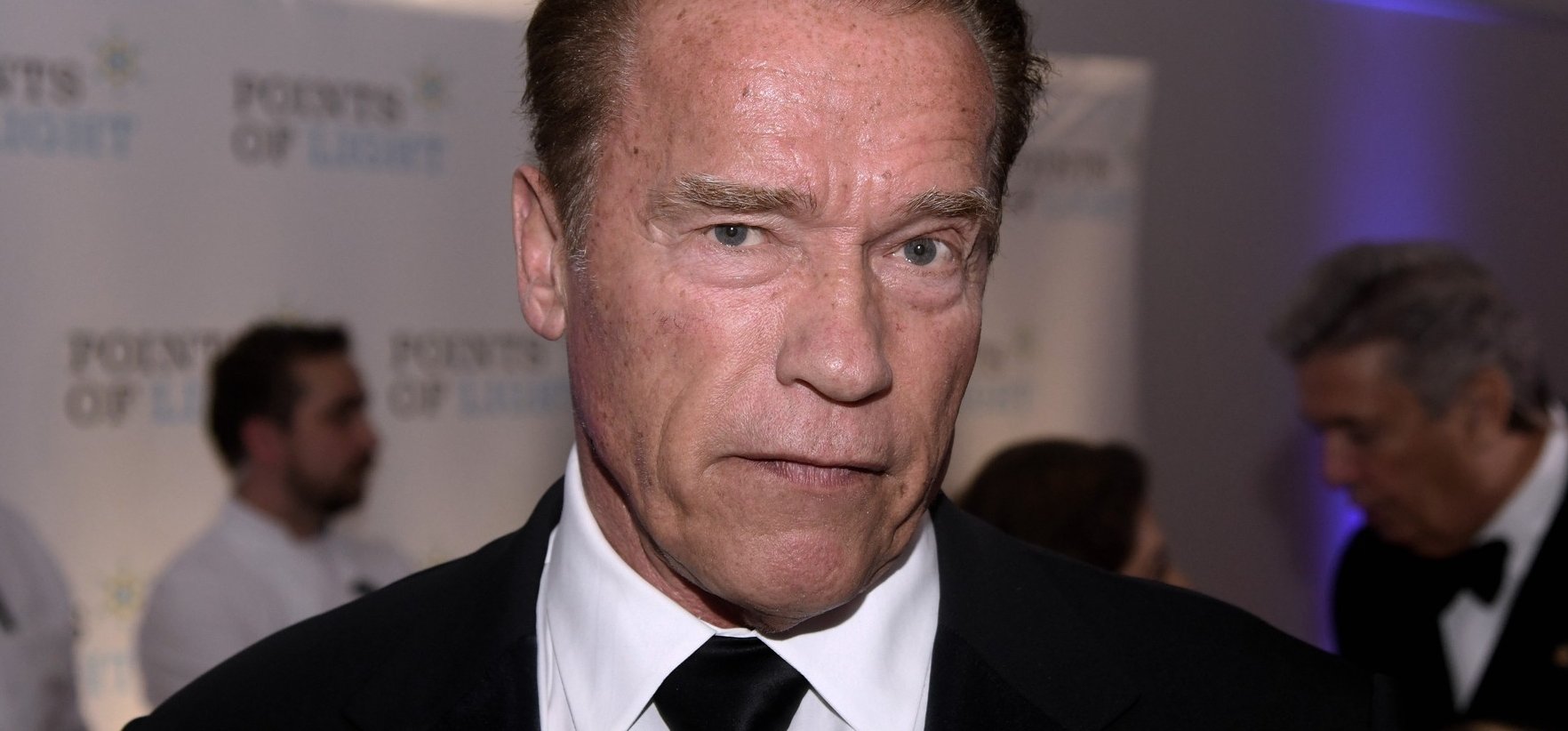 Arnold Schwarzenegger egy hatalmas Rambo késsel döfte le a vacsorát – fotók