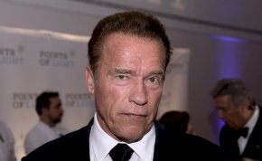 Arnold Schwarzenegger egy hatalmas Rambo késsel döfte le a vacsorát – fotók