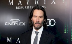 Nem fog rajta az idő: Keanu Reeves igazi álompasiként jelent meg az új Mátrix film díszbemutatóján – képek