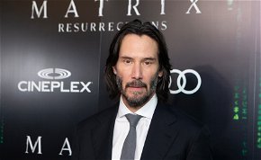 Nem fog rajta az idő: Keanu Reeves igazi álompasiként jelent meg az új Mátrix film díszbemutatóján – képek