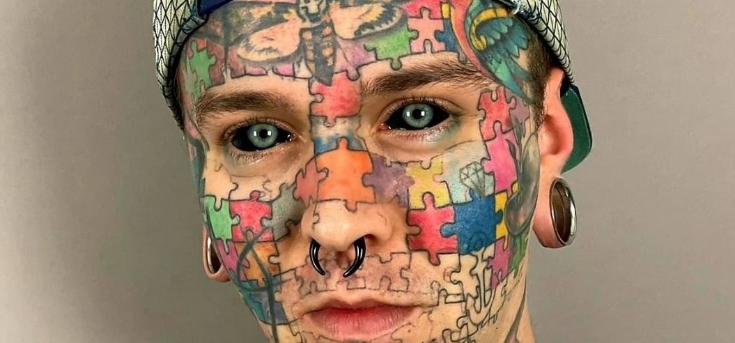 Félelmetesen néz ki ez a férfi, akinek még szemfehérje-tetoválása is van – fotók