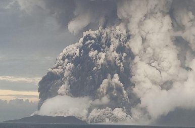 Fotókon a félelmetes vulkánkitörés, amit Magyarországon is érezni lehetett