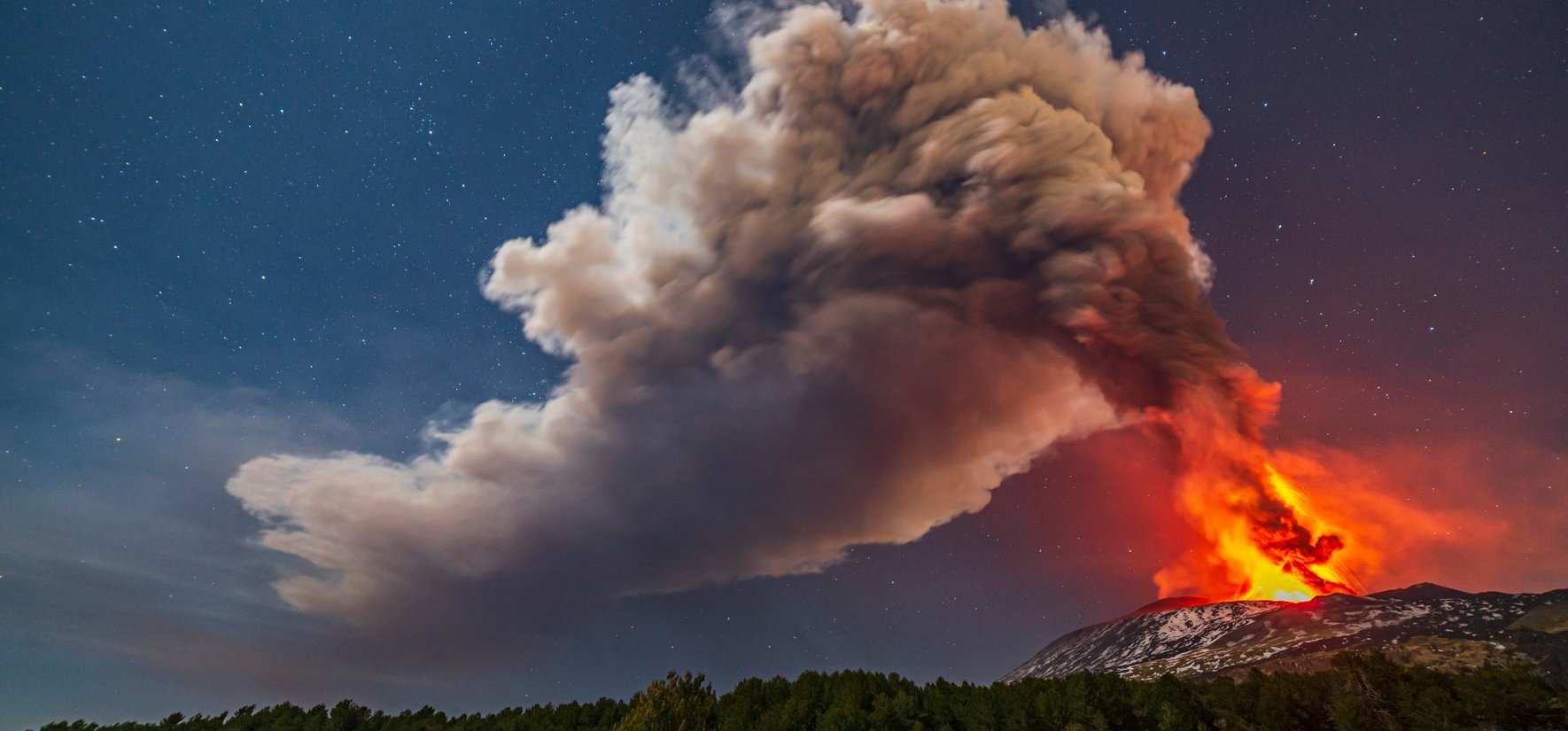 Káprázatos fotók: ismét kitört az Etna