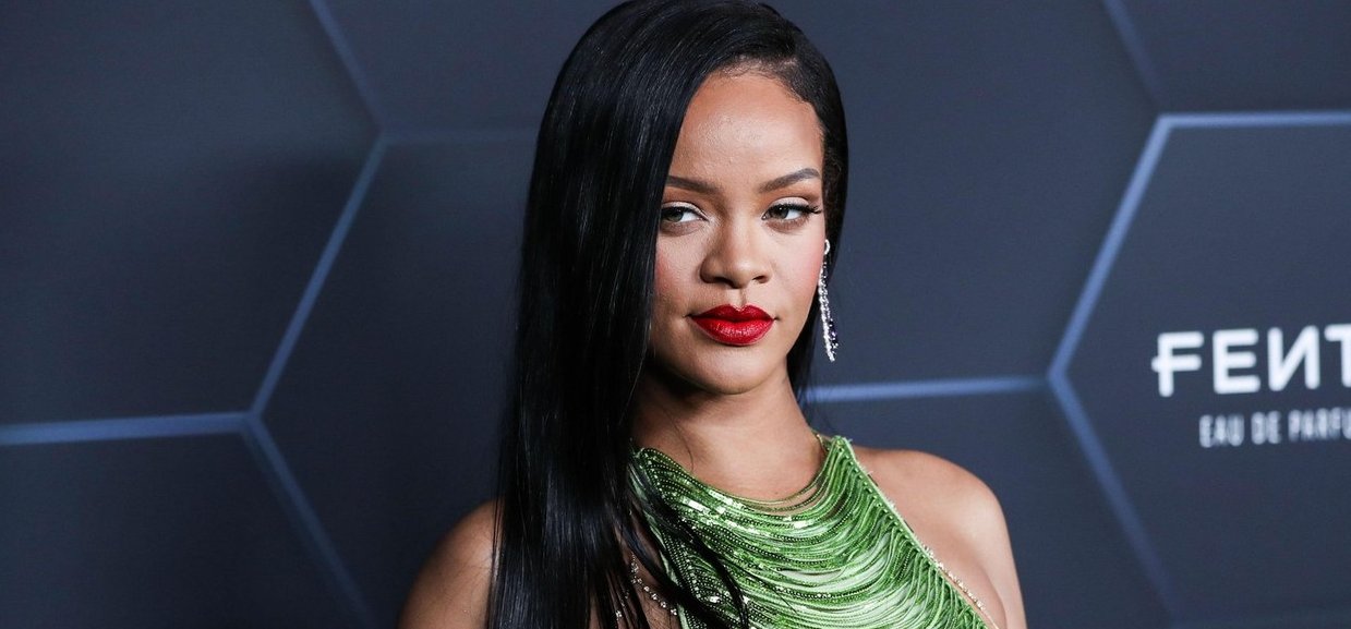 Rihanna nem szégyenlős: átlátszó felsőben mutatta meg magát – képek
