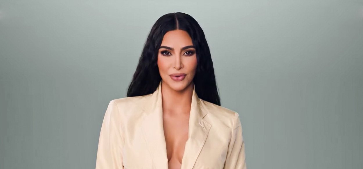 Kim Kardashian barna sittes zsáknak öltözött - Tényleg ez lenne a divat?