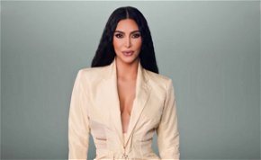 Kim Kardashian barna sittes zsáknak öltözött - Tényleg ez lenne a divat?