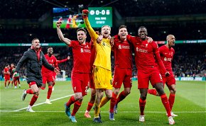 A Chelsea kapusa fölé lőtt, így a Liverpool nyerte meg az angol Ligakupát – galéria