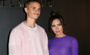 Victoria Beckham a fiával jelent meg egy divatbemutatón - Szerintetek ciki vagy cuki?