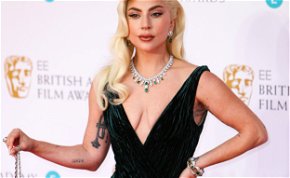 Lady Gaga büszkén mutogatta a melleit a vörös szőnyegen - képek