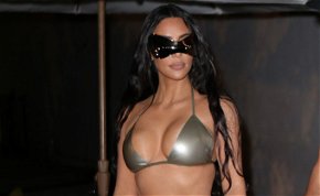 Hoppá: Kim Kardashian brutálfeszes felsőjéből majdnem kibuggyantak a hatalmas mellei - képek