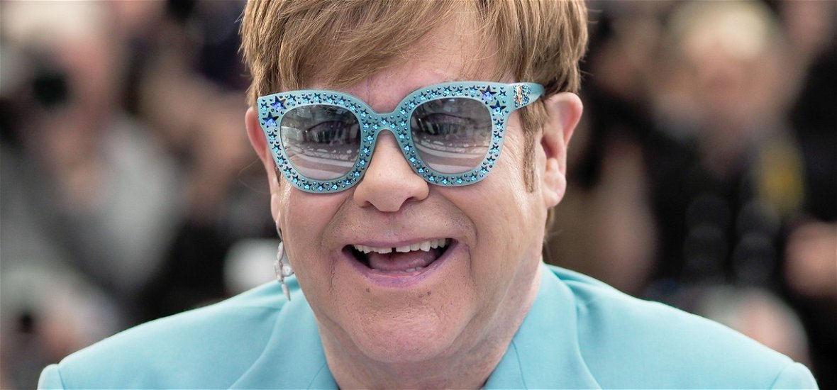75 éves lett Elton John - Íme a legendás zenész legnagyobb slágerei!