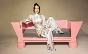 Katy Perry cipőt reklámoz, és popsit villant – galéria