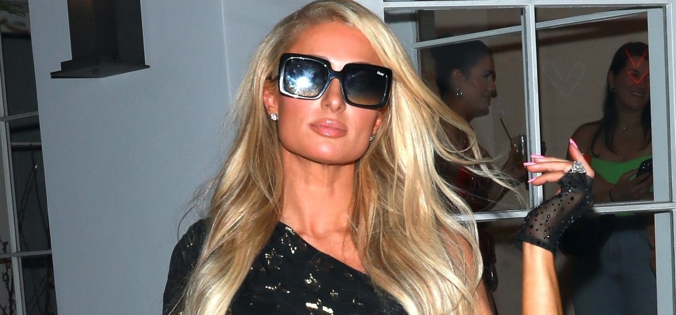 Kivételesen nem Paris Hilton öltözött fel botrányosan egy bulin, hanem az egyik modell