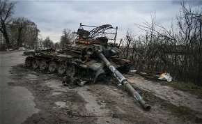 Fotókon a mariupoli támadás, és hogy miképp bántak el az ukránok néhány orosz tankkal