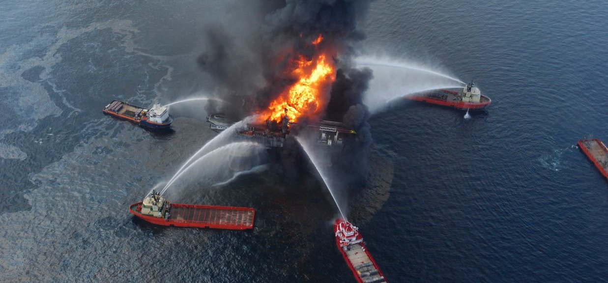 12 év telt el a rémálom óta: meghökkentő képeken a Deepwater Horizon olajfúrótorony katasztrófája
