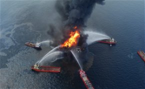 12 év telt el a rémálom óta: meghökkentő képeken a Deepwater Horizon olajfúrótorony katasztrófája