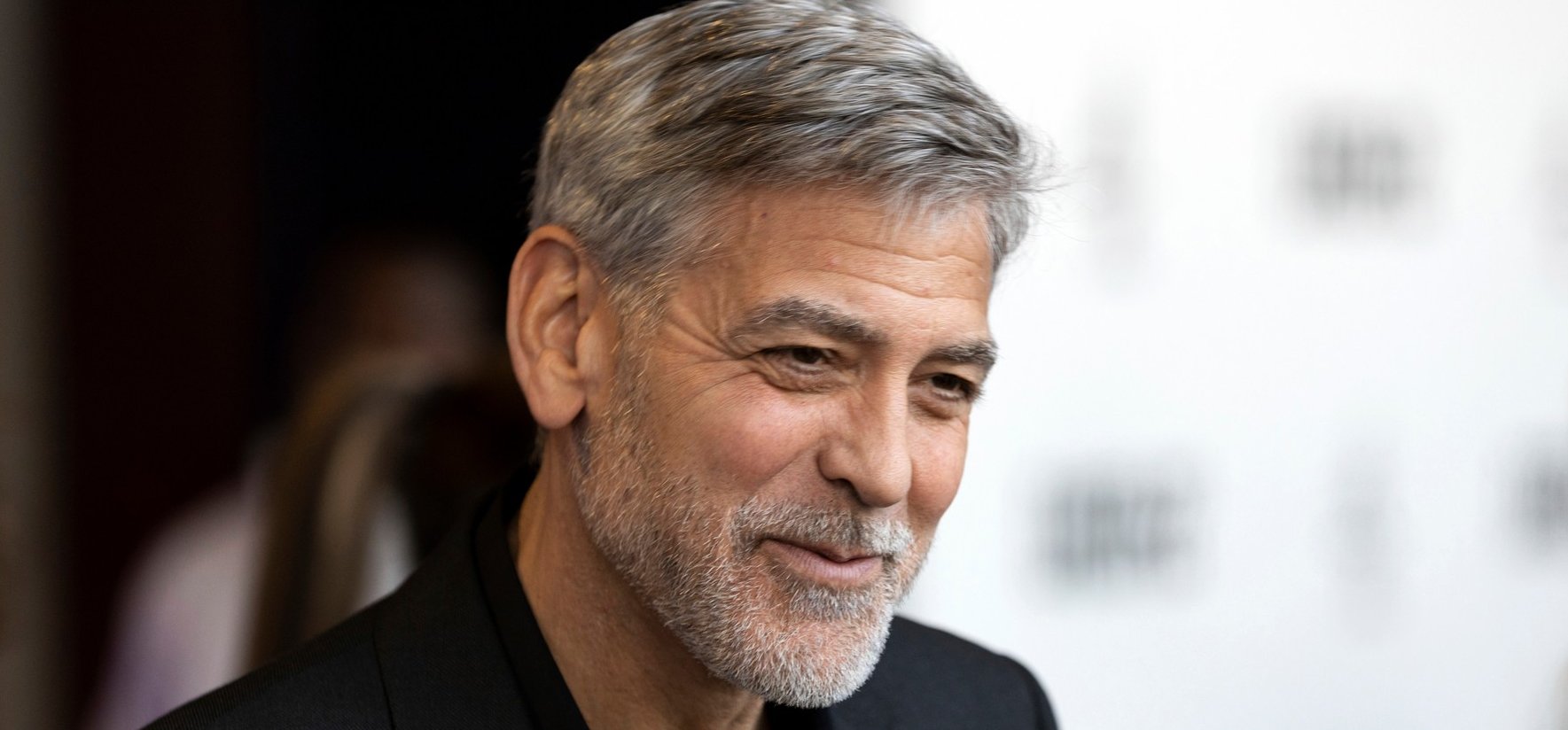 Még mindig iszonyatosan dögös George Clooney 16 évvel fiatalabb felesége