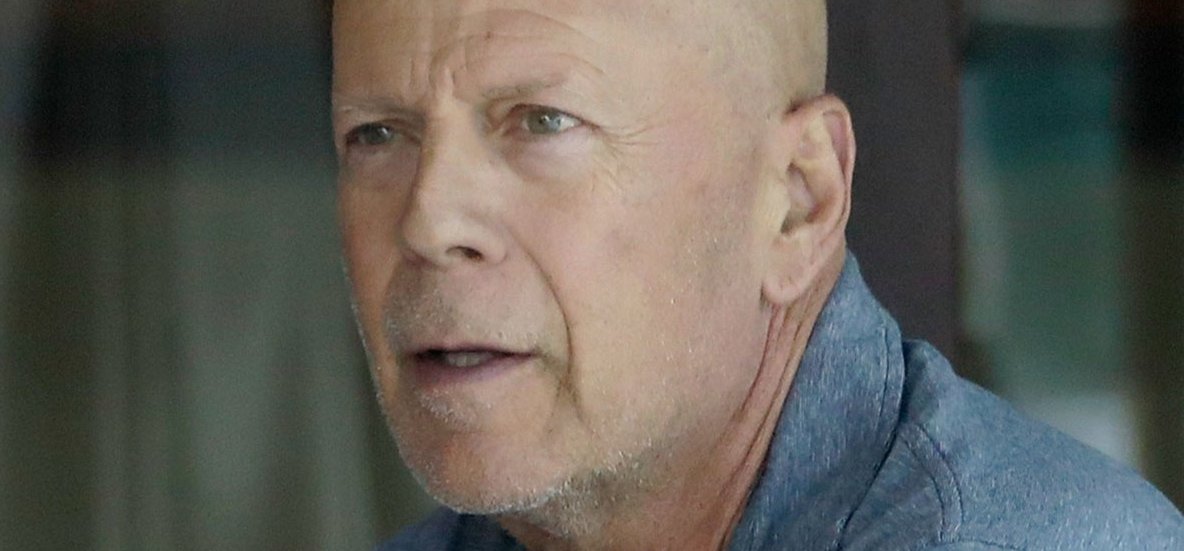 Kellemetlen: Bruce Willisről akkor készültek lesifotók, mikor éppen az orrát túrta