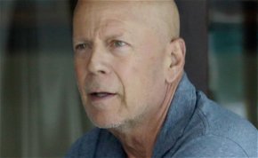 Kellemetlen: Bruce Willisről akkor készültek lesifotók, mikor éppen az orrát túrta