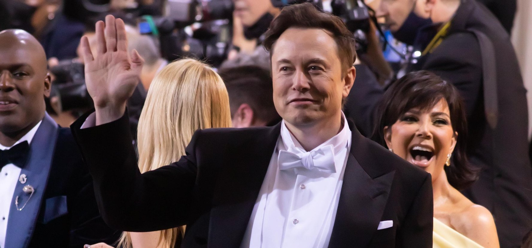 Elon Musk új barátnője a melleit és a popsiját is megmutatta