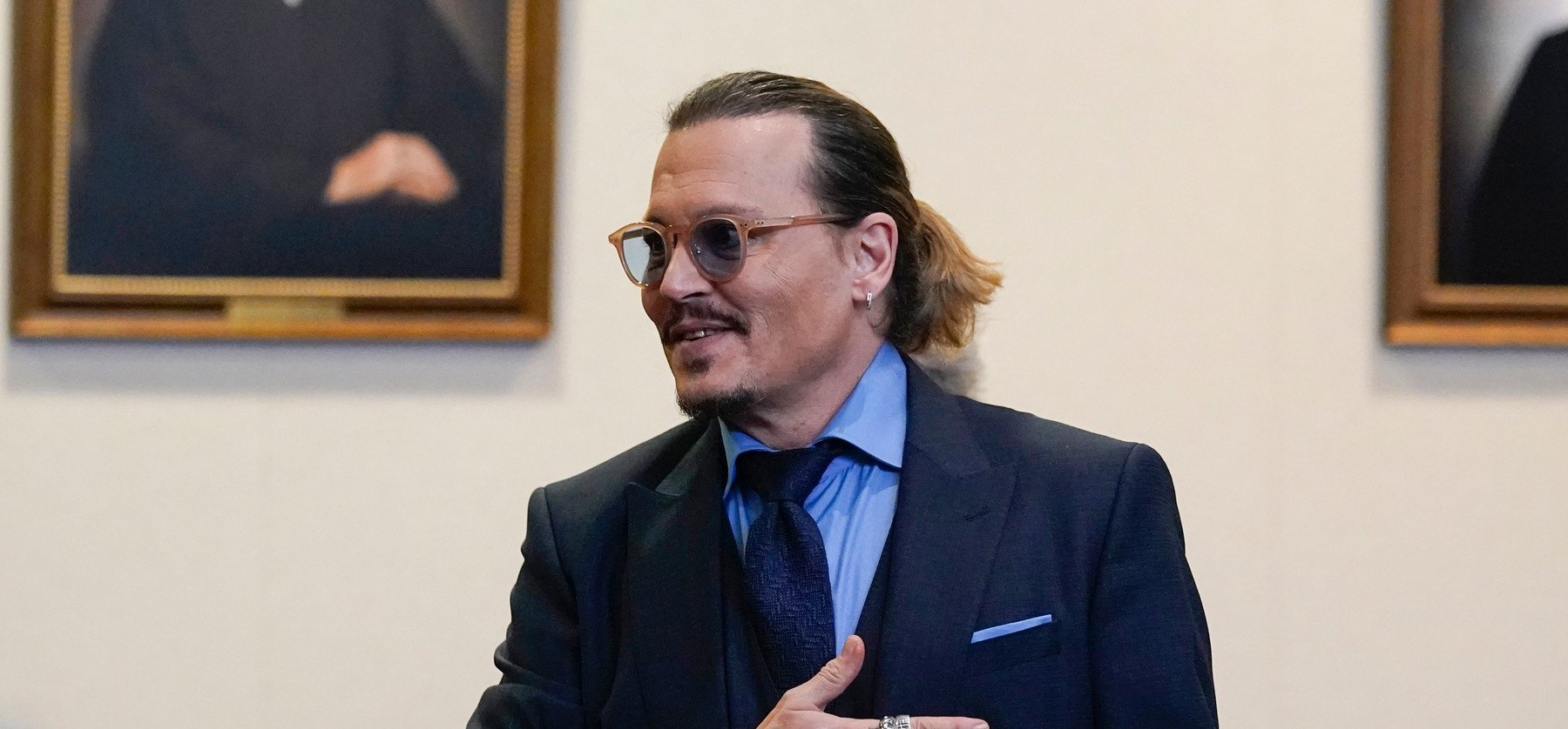 Ez ám a meglepetés: így lazul Johnny Depp, amíg várja az Amber Heard ellen indított per ítéletét