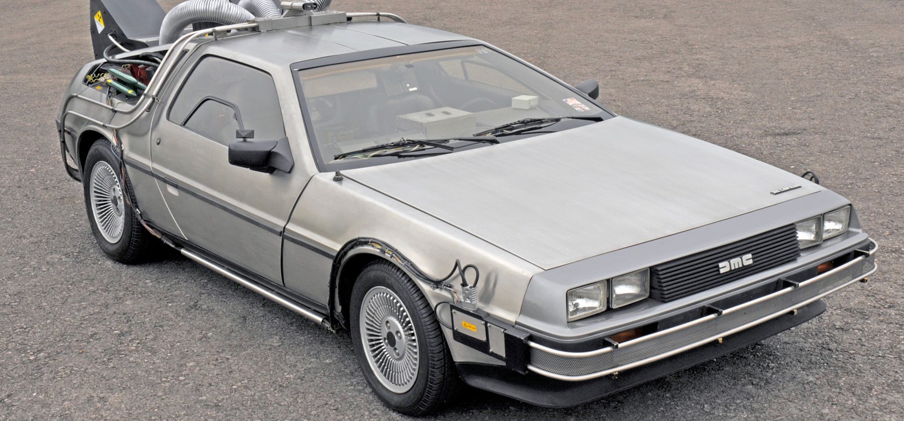Visszatér a Vissza a jövőbe álomkocsija: elektromos autóként éled fel a legendás DeLorean