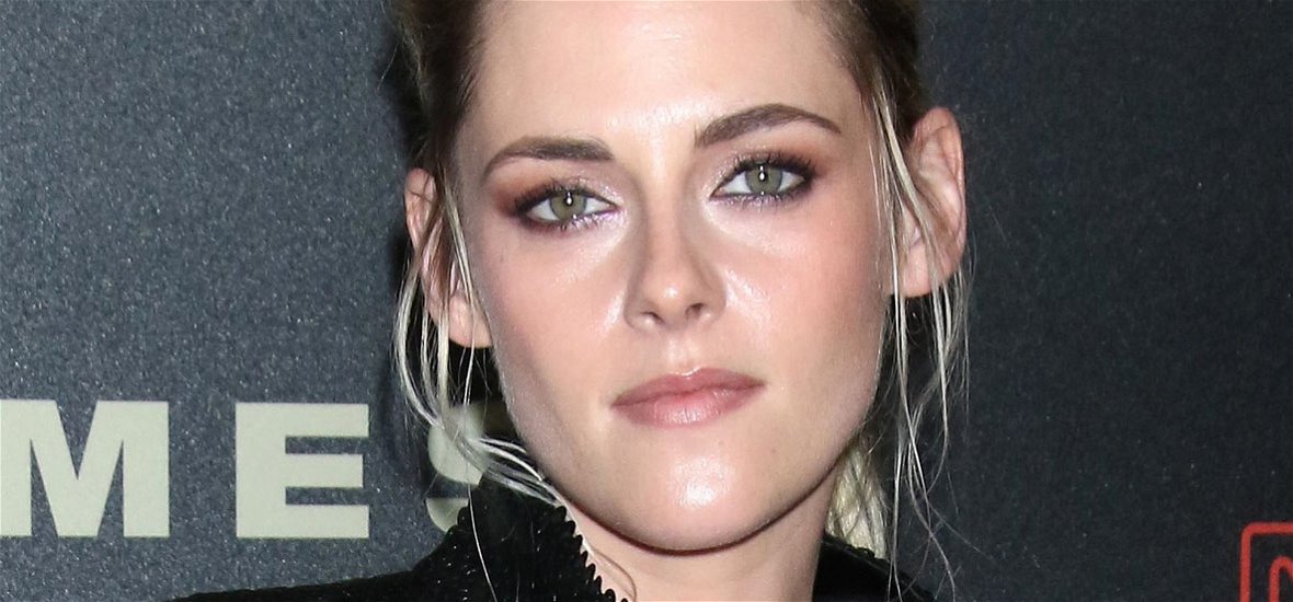 Hoppá: Kristen Stewart elfelejtett felvenni melltartót, bárki beleshetett a mellei közé