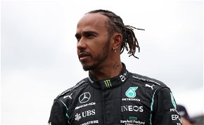 Nem fogod elhinni mibe vágott bele Lewis Hamilton – ilyen, amikor nem Forma-1-es autóban ül