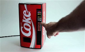 Igazi óriásnak érezheted magad ettől az ultramenő, működő mini Coca-Cola automatától