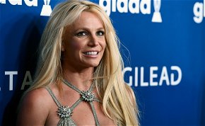 Britney Spears ismét ledobta a melltartóját, de Ryan Reynolds párja is megvillantotta a terhes pocakját