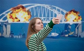 Dermesztő fotók: a kijeviek egy napja még a Krími híd felrobbantását ünnepelték, ma viszont Putyin rakétákat zúdított az ukrán fővárosra
