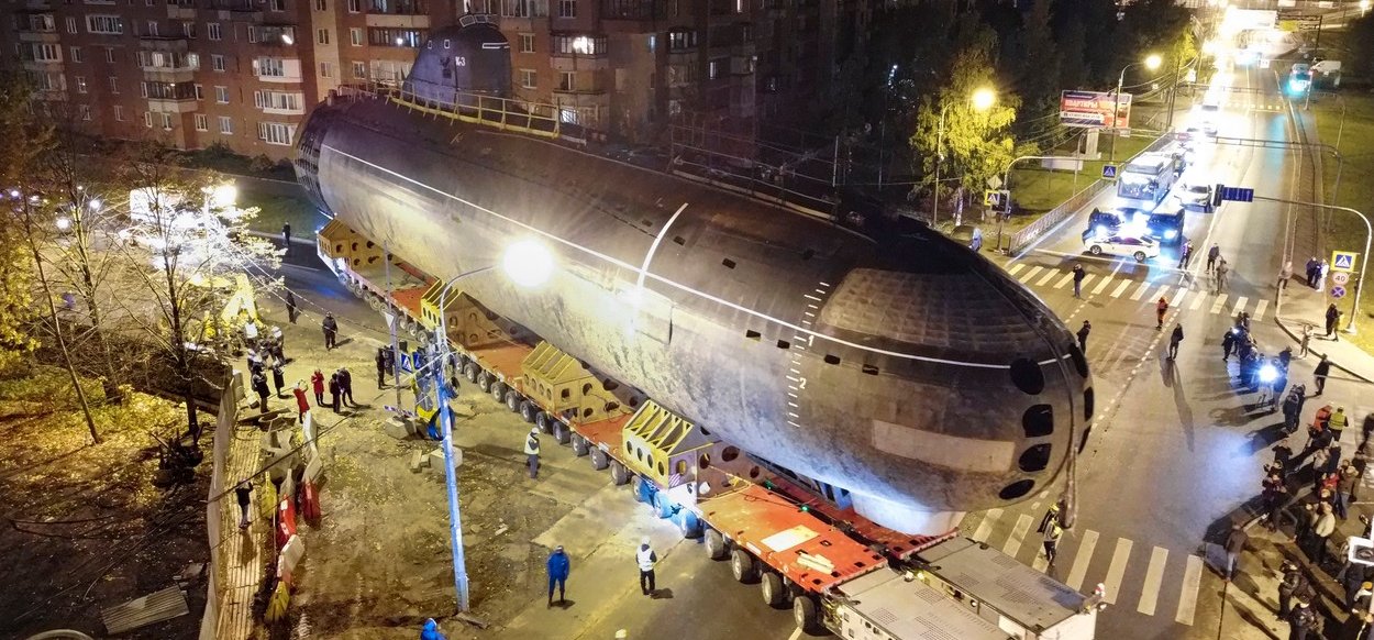 Nukleáris tengeralattjárót fotóztak egy orosz város utcáin, az emberek alig hittek a szemüknek