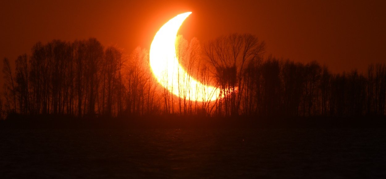 Csoda az égen: képeken a részleges napfogyatkozás, ami Magyarországon is rengeteg embert elkápráztatott