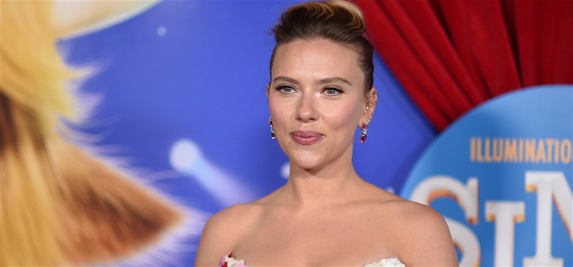 Durva: Scarlett Johansson dublőre egy női ruhába öltöztetett férfi