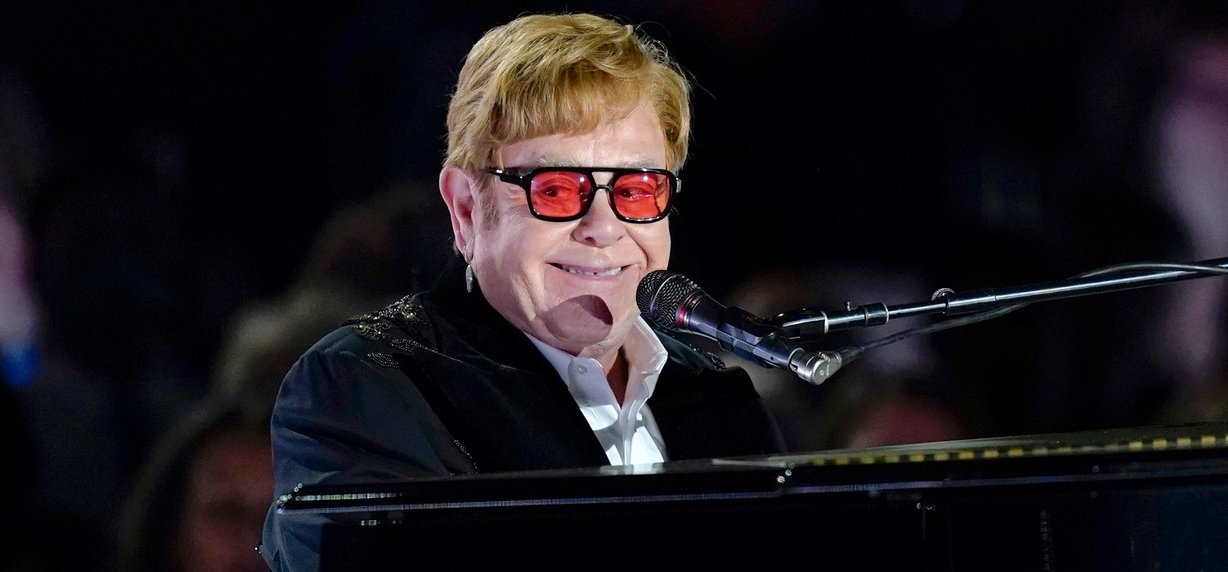 Elton John poénkodott, Alexandra Daddario pedig villantott 2022 utolsó napjaiban