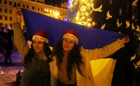 Fotókon a kijevi rakétatámadás – az ukránok így is sokan az utcákra merészkedtek szilveszterkor
