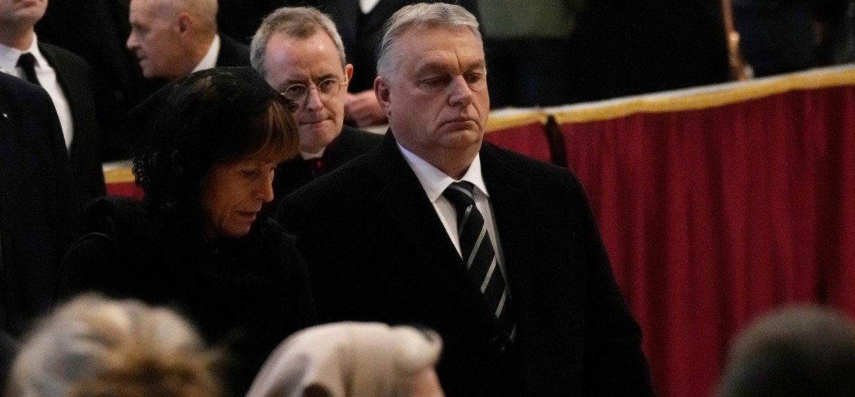 Fotókon Orbán Viktor búcsúja – Magyarország miniszterelnöke is lerótta kegyeletét XVI. Benedek ravatalánál 