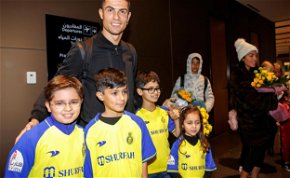 A szokásos őrület van Cristiano Ronaldo körül – fotókon mutatjuk be a szaúd-arábiai mindennapjait