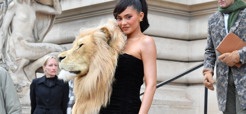Swarovski túladagolás és oroszlánok vidala? Elképesztő ruhakölteményekben jelentek meg a sztárok a párizsi divathéten