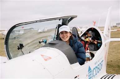 Nézd meg Zara Rutherford-ot, a legfiatalabb nőt, aki ultrakönnyű repülőgéppel repülte körbe a világot