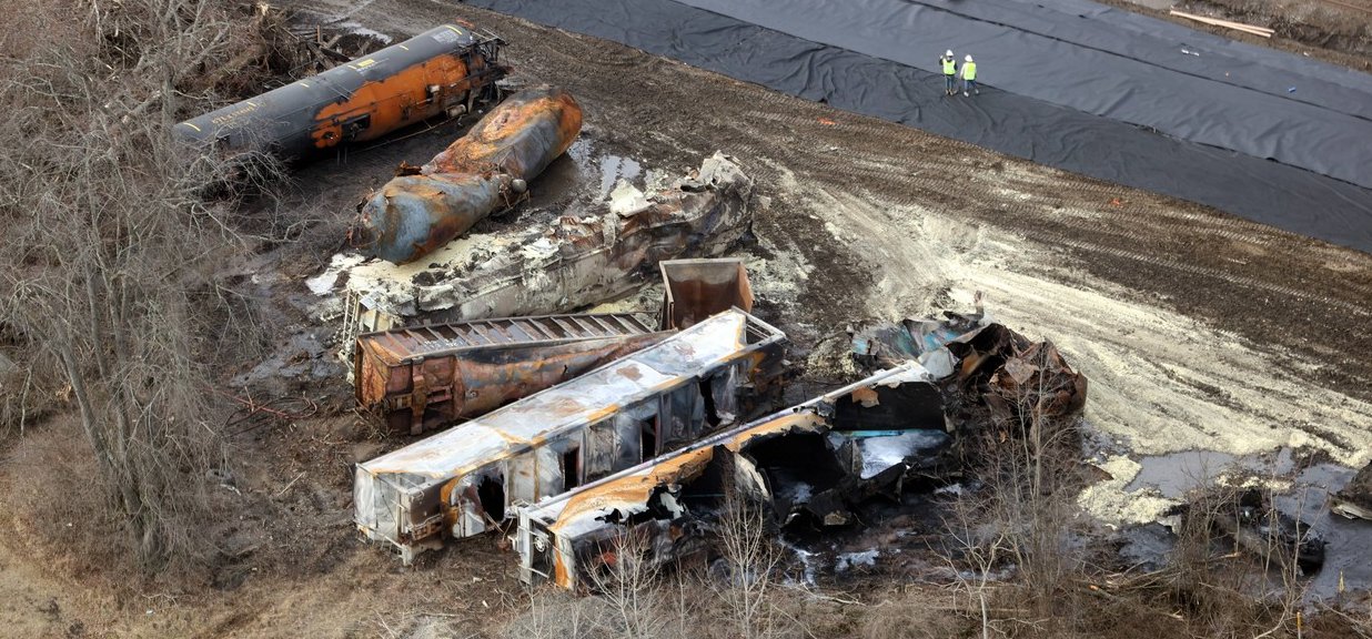 Ohio város lakói válaszokat követelnek a veszélyes anyagokat szállító vonatbaleset után