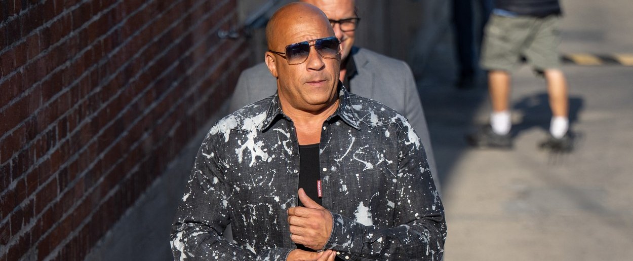 Vin Diesel úgy néz ki, mintha letojta volna őt a Kossuth tér összes galambja