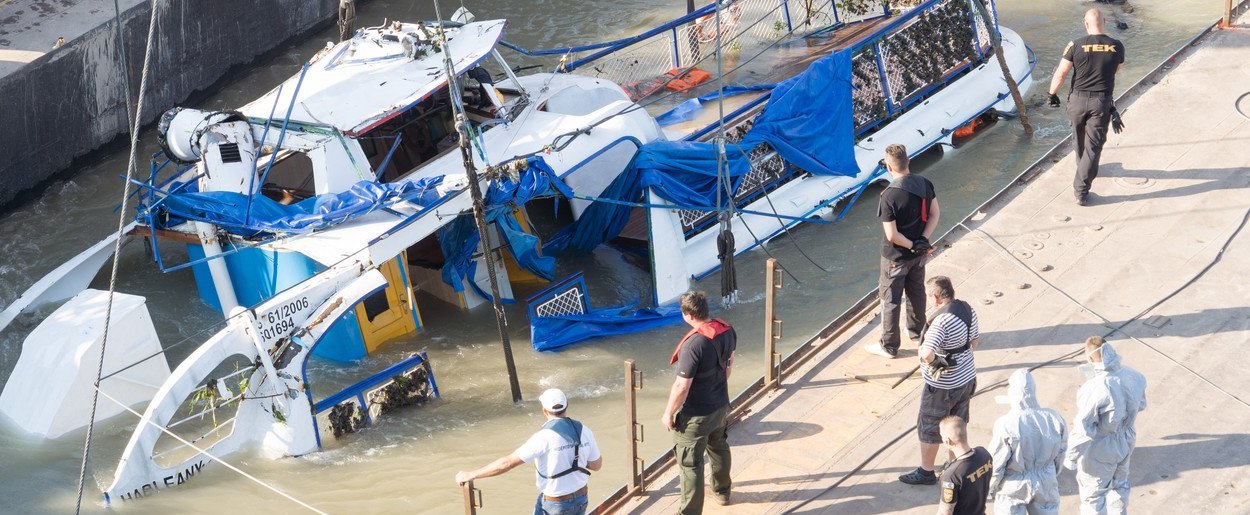 Szomorú évforduló: 4 éve történt a Hableány-katasztrófa - Megrendítő fotók a tragikus sorsú hajó kiemeléséről