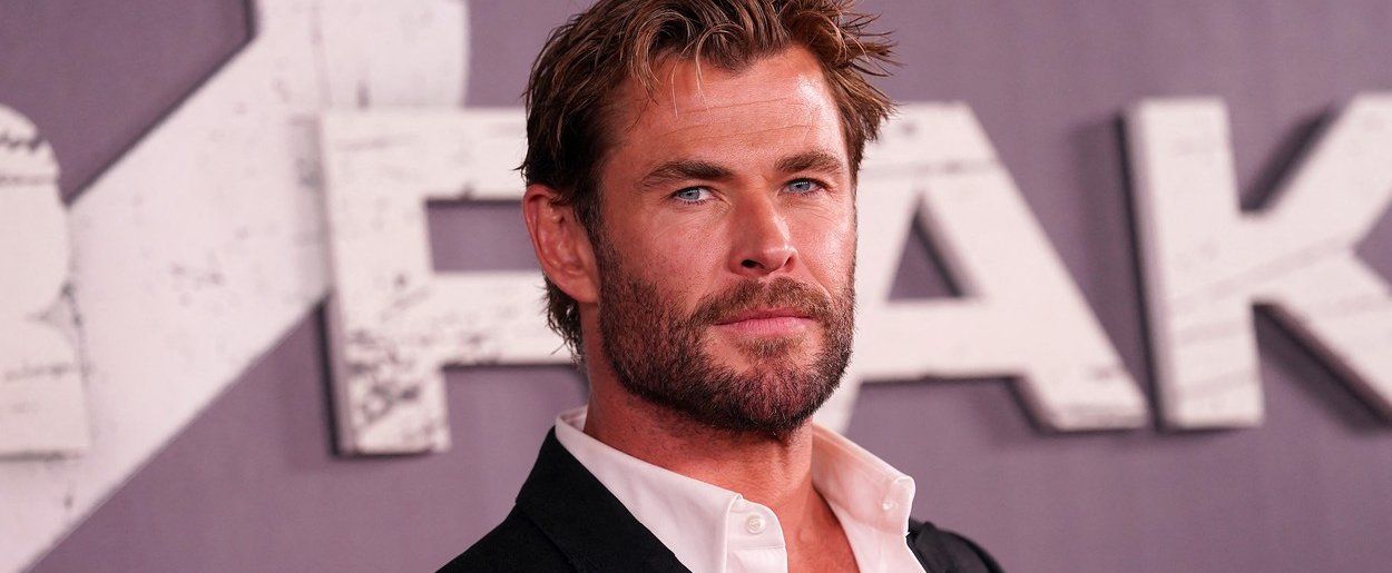 Chris Hemsworth looked so good at the premiere of his new movie that everyone just went crazy