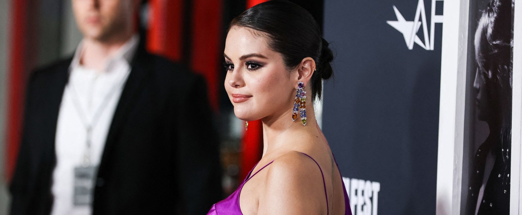 A szülinapos Selena Gomez teljesen meztelenre vetkőzött, de a popsiját is kitolta a rajongóknak
