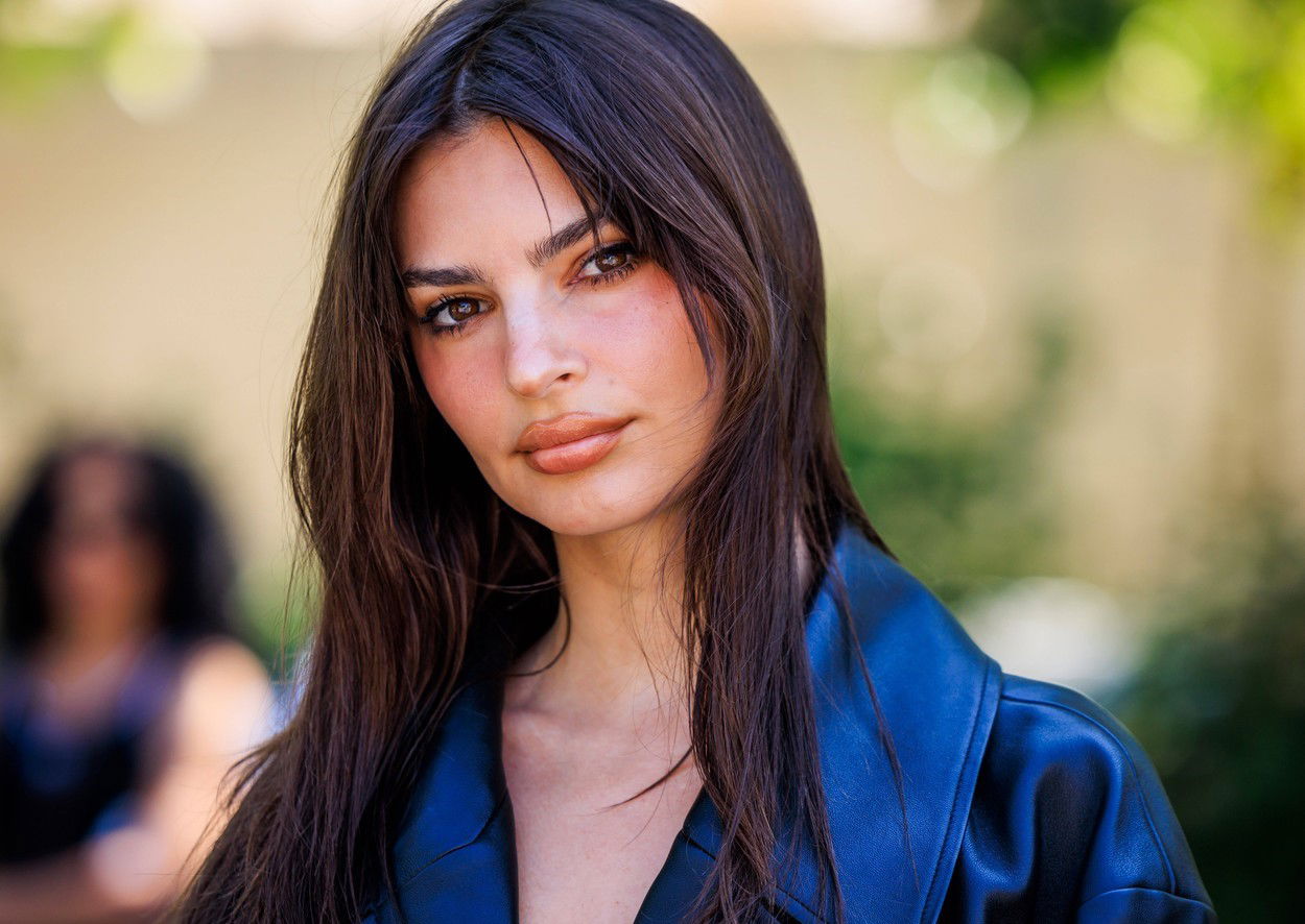 Emily Ratajkowski áttetsző ruhában mászkált az utcán, mindenki a bugyiját  bámulta | Promotions.hu